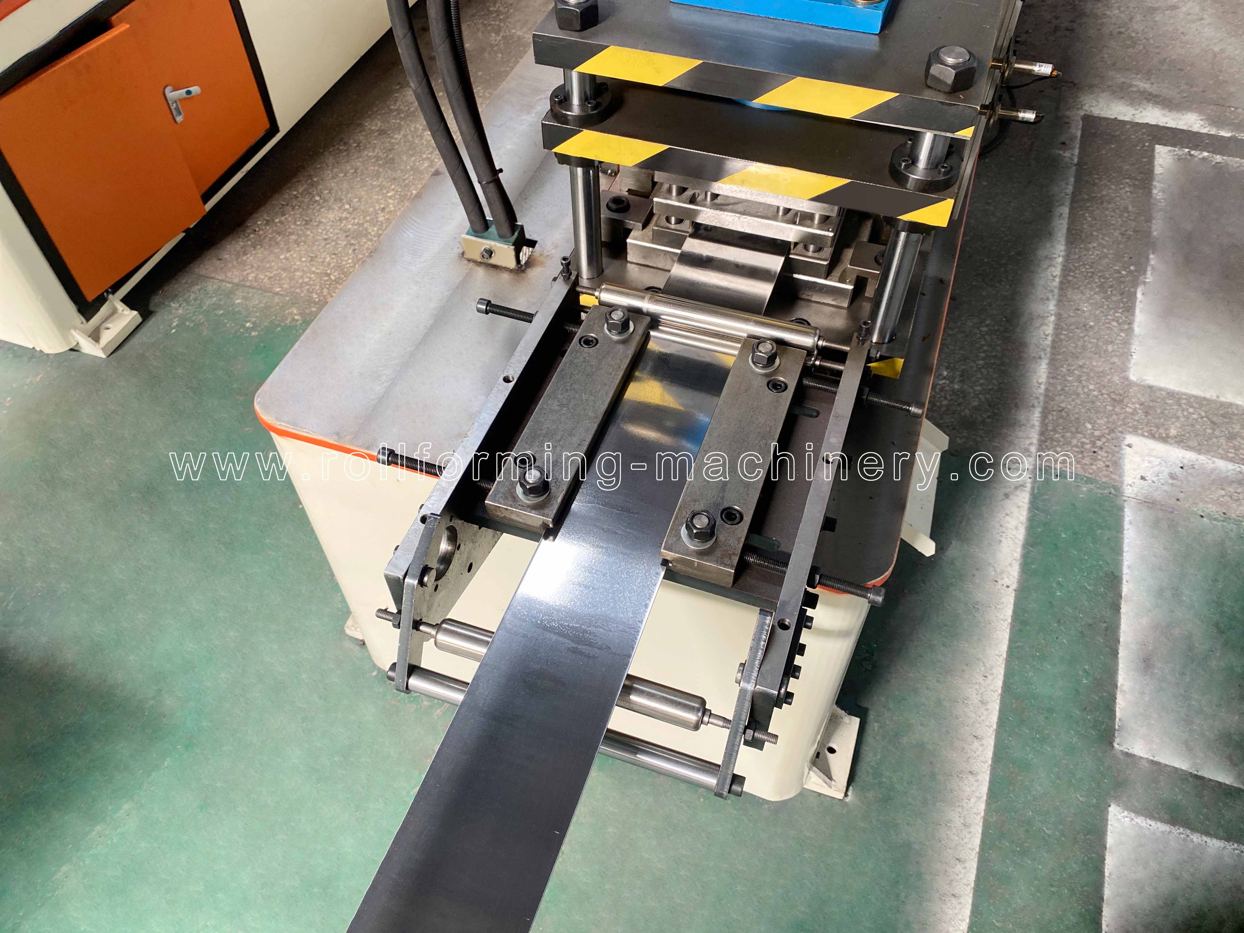 Petit pain de renfort horizontal de rayonnage formant la section d